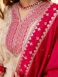 Salwar Kameez beige en chinon avec broderie rouge, tenue décontractée traditionnelle indienne et pakistanaise pour femmes, coupe ample longueur cheville - Product Image 3