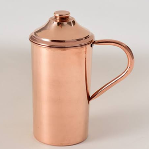 Carafe en cuivre martelé classique, d'aspect antique, avec un accent doré sur la base. Disponible au prix de gros. - Product Image 2