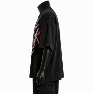 Camisetas formales de algodón 100% para hombre, de gran tamaño, con estampado tipográfico en rosa intenso, hombros caídos y corte holgado. - Product Image 4