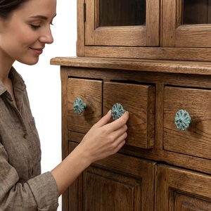 Bouton de meuble industriel rond en fonte avec motif floral vert sarcelle vieilli pour cuisine, chambre, commode, tiroir et autres meubles - Product Image 3