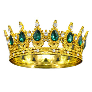 Décoration de gâteau en plastique en forme de couronne pour la Saint-Valentin, Noël, anniversaire, mariage, baptême - Tiara dorée ou argentée pour gâteau - Product Image 1