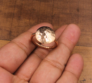 Anillo de plata con incrustaciones de gemas martilladas al por mayor, bisel de plata, joyería artesanal, fabricante OEM ODM personalizado - Product Image 1