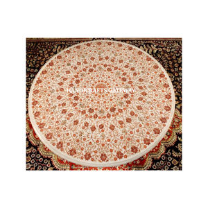 Plateau de table octogonal en marbre blanc naturel avec incrustations de fleurs faites à la main, surface lisse et brillante, utilisé comme table basse dans un hôtel - Product Image 3