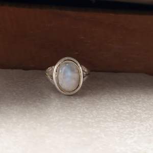 Bague vintage style bohème SHYAM JEWELRS en argent sterling 925 plaqué argent avec cabochon ovale en pierre de lune arc-en-ciel naturelle sertie clos - Product Image 1
