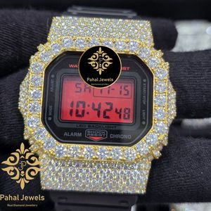 Reloj de Cuarzo con Incrustaciones de Diamantes, Pantalla Digital Roja, Tono Dorado, Cuadrado, con Alarma, Cronógrafo y Retroiluminación LED - Product Image 1