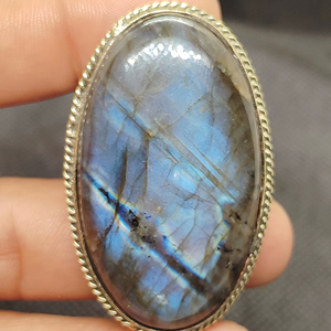 Nouvel Arrivage Cabochon rainuré en laiton et labradorite, magnifique pierre précieuse de guérison en cristal pour bijoux, pendentifs et breloques de mode - Product Image 1
