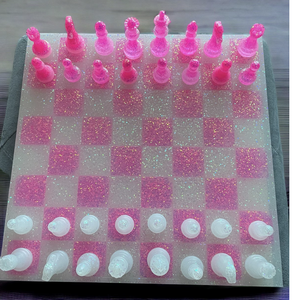 Ensemble d'échecs artistique en résine, pièces sculptées vert foncé, technique de moulage, thème floral, forme irrégulière, décoration intérieure - Product Image 3