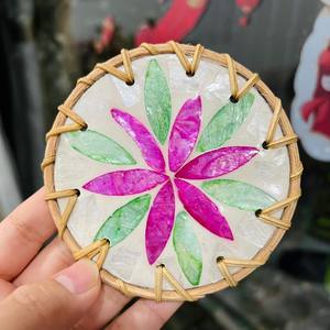 Assiette ronde en rotin tressé à la main avec incrustation, dessous de verre écologique, décoration d'intérieur TUYET DUNG, motif floral classique, fabriqué au Vietnam - Product Image 4