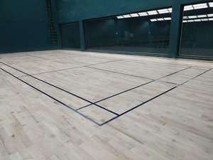 Système de revêtement de sol en bois Sundek Premium avec conception écologique et absorption des chocs pour les terrains de badminton - Product Image 1