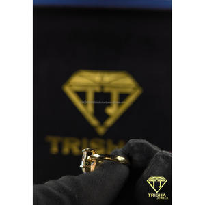 Elegante anillo de compromiso con diamante moissanita de corte ovalado VVS, plata de ley 925 chapada en oro amarillo, joyería de Trisha Jewels - Product Image 5