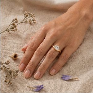 Bague solitaire en diamant rond, bande ondulée en or jaune, bague de fiançailles minimaliste, bijoux fins pour femmes - Product Image 4