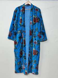 Kimono de Terciopelo Azul Hecho a Mano: Chaqueta Boho con Estampado Floral - Product Image 2