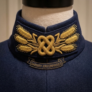 Service de Fabrication Personnalisé de Col en Velours Bleu Royal Brodé à la Main avec Fil d'Or et Motif Feuille - Product Image 5