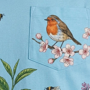Camiseta de manga corta con estampado floral azul claro, cuello redondo, corte regular, estilo casual de algodón con diseño de pájaros y flores. - Product Image 4