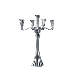 Elegante candelabro de metal plateado de 5 brazos, diseño clásico, portavelas cónico de cinco luces para centros de mesa de boda, decoración de mesa. - Product Image 2