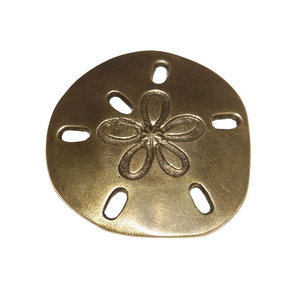 Presse-papiers ovale décoratif en laiton, motif floral gravé, style côtier, accessoire de décoration de bureau - Product Image 1