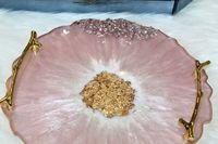 Plateau décoratif en résine époxy rose de luxe, fait main, bord en cristal, plateau de service avec poignée dorée, organiseur de vanité pour la décoration de la maison, cadeau.