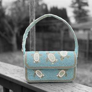 Sac à main rectangulaire artisanal en polyester bleu clair, motif tortue perlé, broderie artisanale, textile lavable, objet d'art de collection - Product Image 4