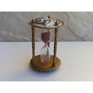 Sablier artisanal en laiton de style Mid-Century Modern, avec cadre métallique orné, sable violet, écologique, pour un chronométrage précis et décoratif - Product Image 2