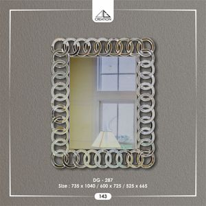 Esta pieza contemporánea presenta un intrincado marco en espiral que agrega un toque escultural y elegante a cualquier interior. - Product Image 3