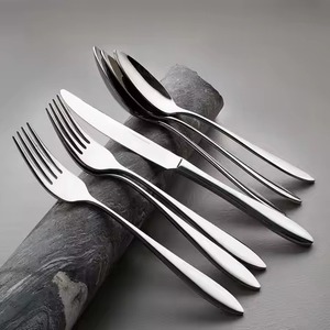 Ensemble de couverts élégants en acier inoxydable, conçu pour une expérience haut de gamme et une utilisation en cuisine - Product Image 3