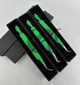 Pinza de Precisión para Pestañas Curve/90 de Acero Inoxidable con Punta Lisa/de Fibra y Diseño de Oso de Peluche, con Recubrimiento en Polvo - Product Image 1