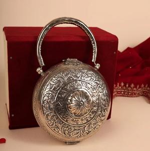 Bolso de mano artesanal God Grace Craft con acabado plateado, forma de bola metálica, patrón circular, logotipo personalizado, tamaño decorativo, grabado en relieve, para la noche - Product Image 5