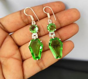 Boucles d'oreilles pendantes uniques et élégantes en laiton plaqué argent 925, forme cercueil, avec cristal péridot vert, pour mariages et cadeaux - Product Image 4