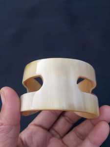 Brazalete de Moda Hecho a Mano para Mujer, Estilo Cristiano Moderno, con Patrón Animal de Cuerno de Vaca Genuino, Ligero - Product Image 6