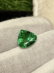 Esmeralda Natural de Zambia en Forma de Corazón, Corte Ovalado Verde Intenso, Gema Suelta para Joyería - Product Image 3