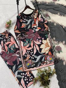 Ensemble prêt-à-porter entièrement cousu : haut en mousseline imprimé avec broderie et découpe de designer, pantalon imprimé et dupatta en organza. - Product Image 5