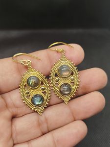 Boucles d'oreilles pendantes bohèmes plaquées or 18 carats avec labradorite bleue, nouveau design, bijoux fantaisie en laiton pour femmes - Prix de gros - Product Image 2