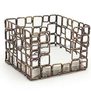 Servilletero de diseño cuadrado en latón de primera calidad con elegante estructura de pie perfecto para accesorios de vajilla de cena - Product Image 1