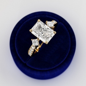 Anillo de Compromiso con Diamante Cultivado en Laboratorio de 3 Quilates, Corte Radiante, E VVS2, con Múltiples Piedras y Piedras Laterales Princess en Oro Blanco de 14K o 18K - Product Image 6