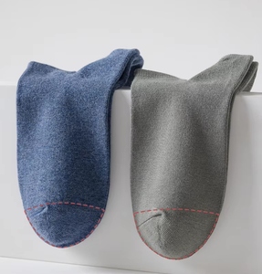 Chaussettes courtes pour hommes, couleur unie, tricotées, style classique, usage quotidien, blanc, gris, noir, bleu marine, logo sur le dessous - Product Image 2