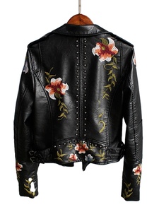 Chaqueta de cuero suave de imitación con bordado Floral para mujer, abrigo de motocicleta de Pu, ropa de abrigo con remaches y cremallera negra para mujer - Product Image 3