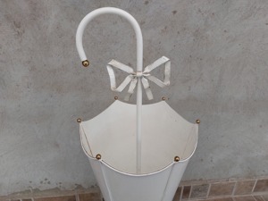 Porte-parapluie en métal blanc en forme de parapluie, organisateur créatif pour les chambres d'enfants, décoration intérieure et idée cadeau élégante, provenant d'Inde - Product Image 5