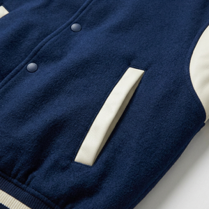 Chaqueta Varsity de Lana Azul Marino con Mangas de Cuero Crema |   Chaqueta Clásica Estilo Letterman |   Etiqueta Privada Personalizada OEM - Product Image 3