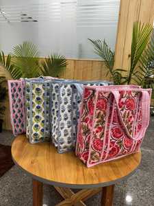 Lote al por mayor de bolsos tote acolchados con bordado, cierre de cremallera, diseño floral, para regalo nupcial, playa, fin de semana, viaje de una noche, o uso casual. - Product Image 5