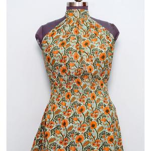 เดรสทรงเอพิมพ์ลายดอกไม้สไตล์โบฮีเมียนทันสมัยสวยงาม คอทรงโอ ความยาวระดับเข่า ผ้าฝ้าย พิมพ์ลายบล็อก สำหรับงานปาร์ตี้ฤดูร้อน ฤดูใบไม้ผลิ ฤดูร้อน - Product Image 2