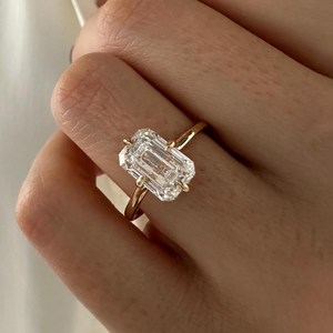 Anillo de compromiso con diamante cultivado en laboratorio de 3 quilates, corte esmeralda, con halo oculto, en oro de 14k, certificado IGI - Product Image 1