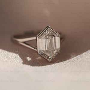 Anillo Solitario de Moissanita Marquise Holandesa con Engaste Único Hexagonal en Plata 925 con Rodio, Ideal para Propuesta de Matrimonio o Regalo Nupcial - Product Image 2
