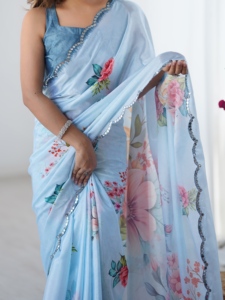 Elegante sari azul claro con estampado floral y borde de encaje con espejos, sari de chinnon para mujer, ropa de fiesta, sari indio. - Product Image 1