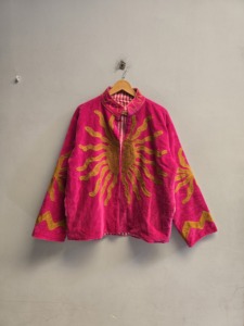 Veste Suzani en velours rose premium pour femme, broderie abstraite soleil doré, manteau ethnique bohème, vente en gros, collection hiver de créateur - Product Image 3