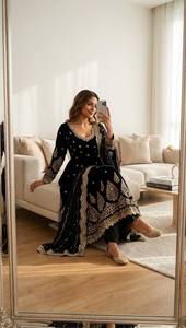 ชุดราตรีสีดำแบบยาวถึงข้อเท้า ดีไซน์สวยงาม ผ้าจอร์เจตต์ ประดับเลื่อมอย่างหรูหรา เหมาะสำหรับงานปาร์ตี้ - Product Image 4