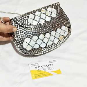 Pochette en métal tendance avec couvercle et chaîne à fermeture ouverte, ornée d'un logo, pour filles, usage quotidien, prix très raisonnable, Inde - Product Image 2