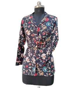 Blusa de satén floral negra elegante para mujer con manga larga con botones Noir Blossom Silk-Feel Top Sexy ODM Garden Print Shirt - Product Image 1