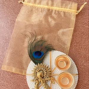 ชุดถาดบูชาสไตล์คริชนาสุดหรู พร้อมฐานมุก ที่วางตะเกียงทอง และถุงของขวัญงานเทศกาลขนนกยูง - Product Image 1