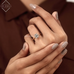 Anillo Solitario de Diamante Corte Esmeralda en Oro Amarillo con Engaste Alto, Joyería de Compromiso de Lujo para Mujer, Regalo de Diseño Exclusivo - Product Image 3