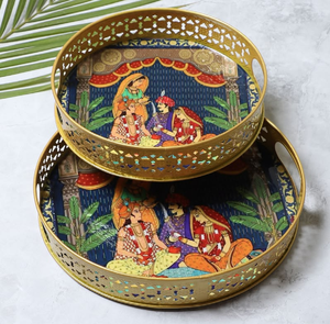 Ensemble de thali pour pooja de qualité supérieure dans un coffret cadeau en velours, comprenant une assiette à bord doré et deux récipients à couvercle assortis avec Radha Krishna. - Product Image 4